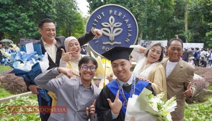 Gambar untuk Sulthan Fakhri Dien Cahyono Diwisuda TIN IPB 2025, Siap Rintis Usaha Roti Heri Cahyono: “Yang Penting Dia Bahagia dan Serius”